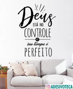 Adesivo Recortado Frase "Deus está no controle..."